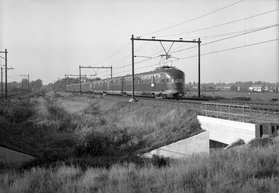 150967 Afbeelding van electrische treinstellen mat. 1936 van de N.S. ter hoogte van Baarn.